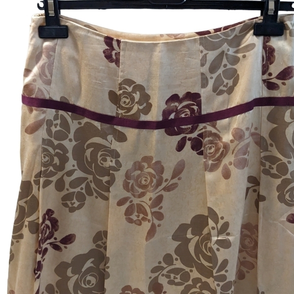 Women's skirt size 4. Beautiful gold and burgundy with burgundy trim. Silk blend - Picture 2 of 6